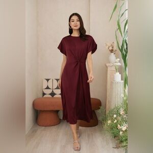 Saiph Burgundy Twist Front Satin Midi Dress – Size S – NWT ❤️